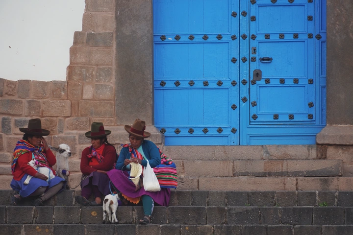 Mujeres indígenas en la Igesia de San Blas