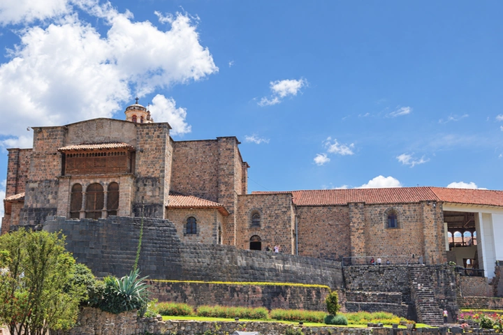 Vistas del Qoricancha desde los jardines inferiores