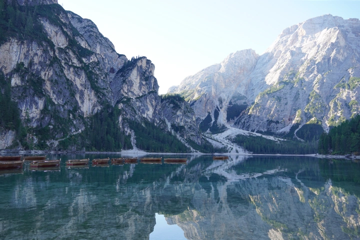 Paisaje del Lago di Braies al amanecer