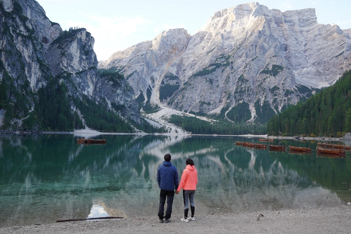 Lago di Braies al amanecer