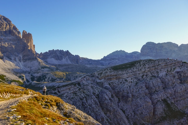 Camino por la ladera hacia los miradores de Cadini di Misurina